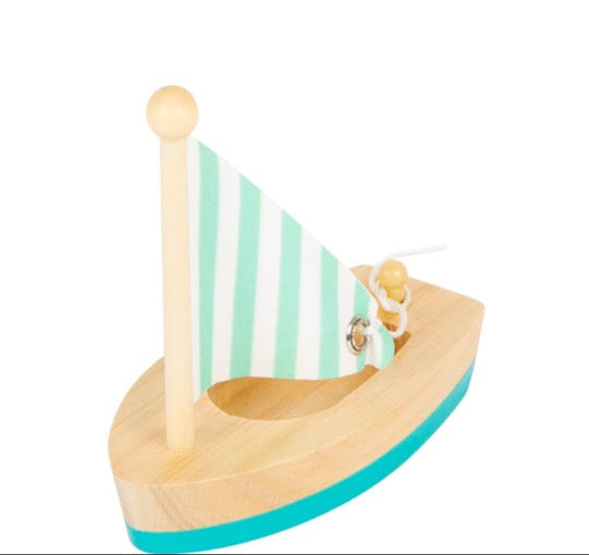 Wasserspielzeug Segelboote aus Holz und Stoff